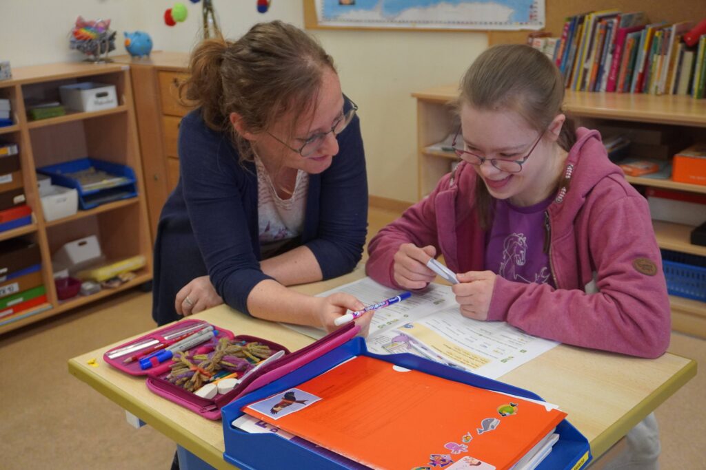 Lehrer:in und Schüler:in